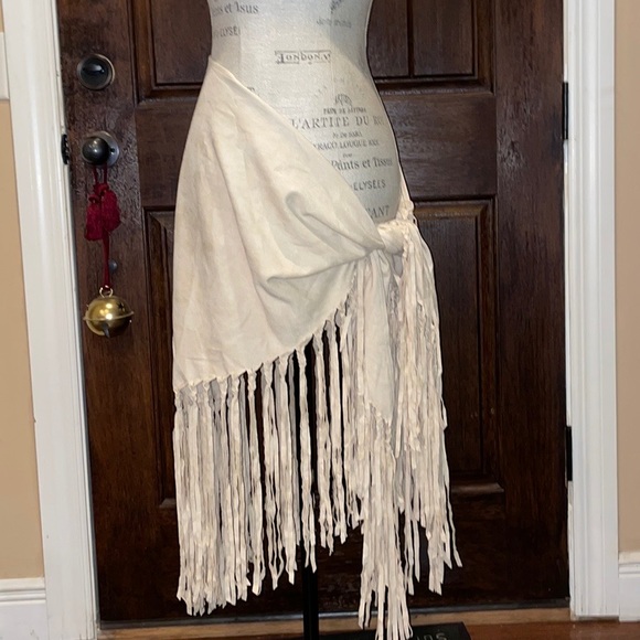 BOHO FRANCESCA’S SHAWL PONCHO WRAP WHITE BEIGE NWT - Picture 2 of 15